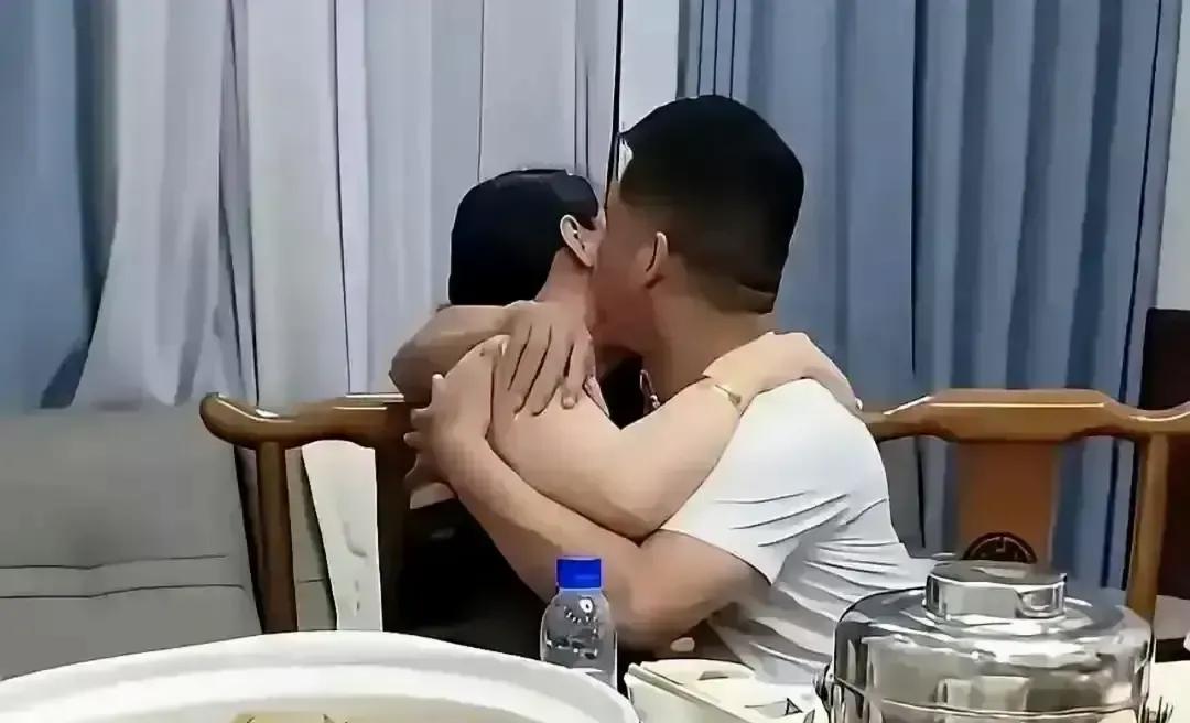 俩四十多岁的老同学，酒过三巡，当着一屋子人直接抱在一起啃，旁边人手机快门声此起彼