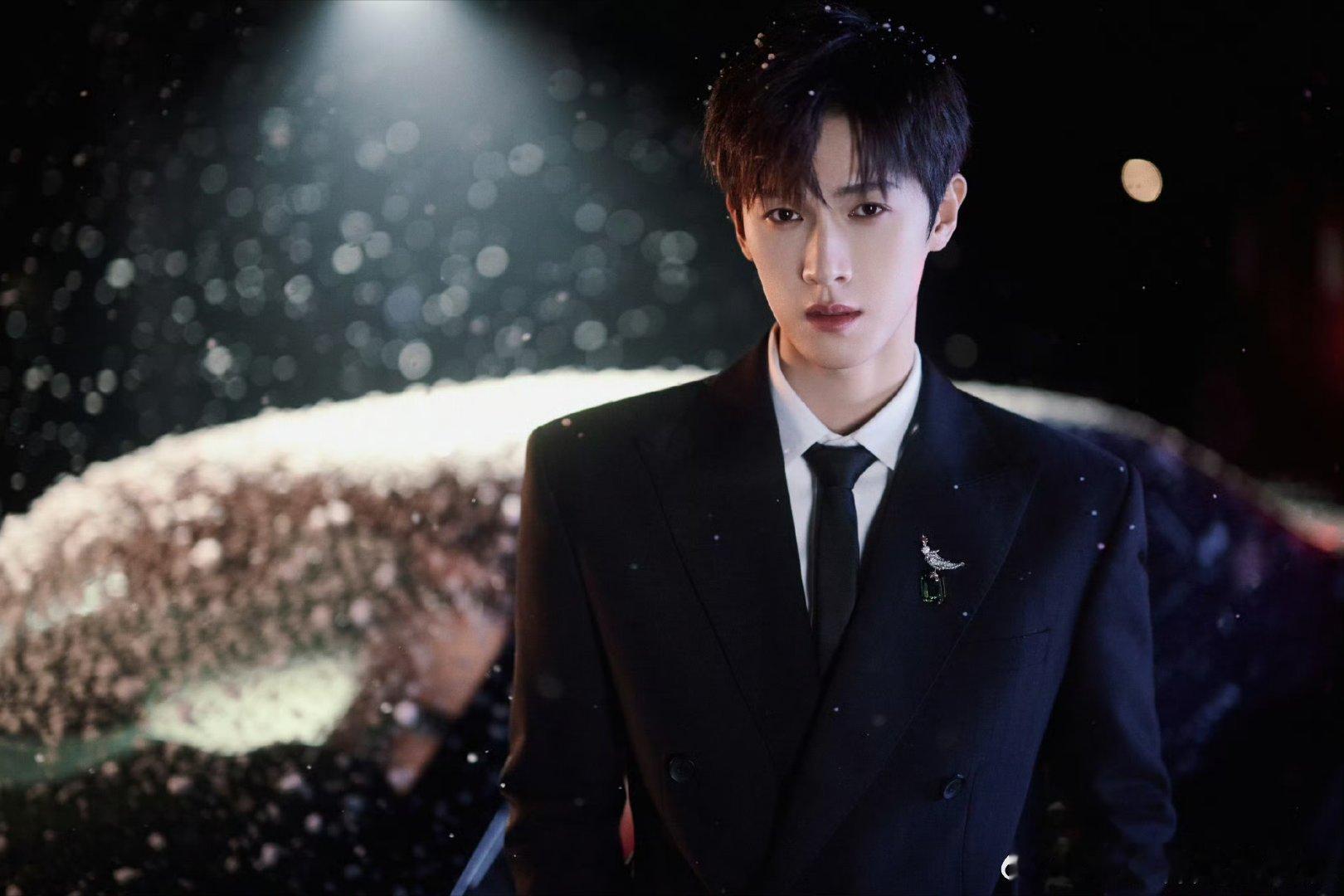 李昀锐今日活动造型出图，好贵气啊