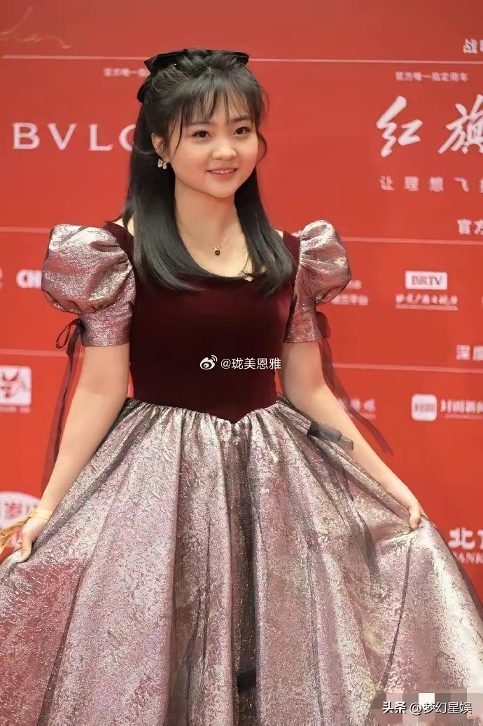 林妙可真的一点没变都二十好几了，一身公主裙走上红毯还歪着头撒娇卖萌，完全看不出是