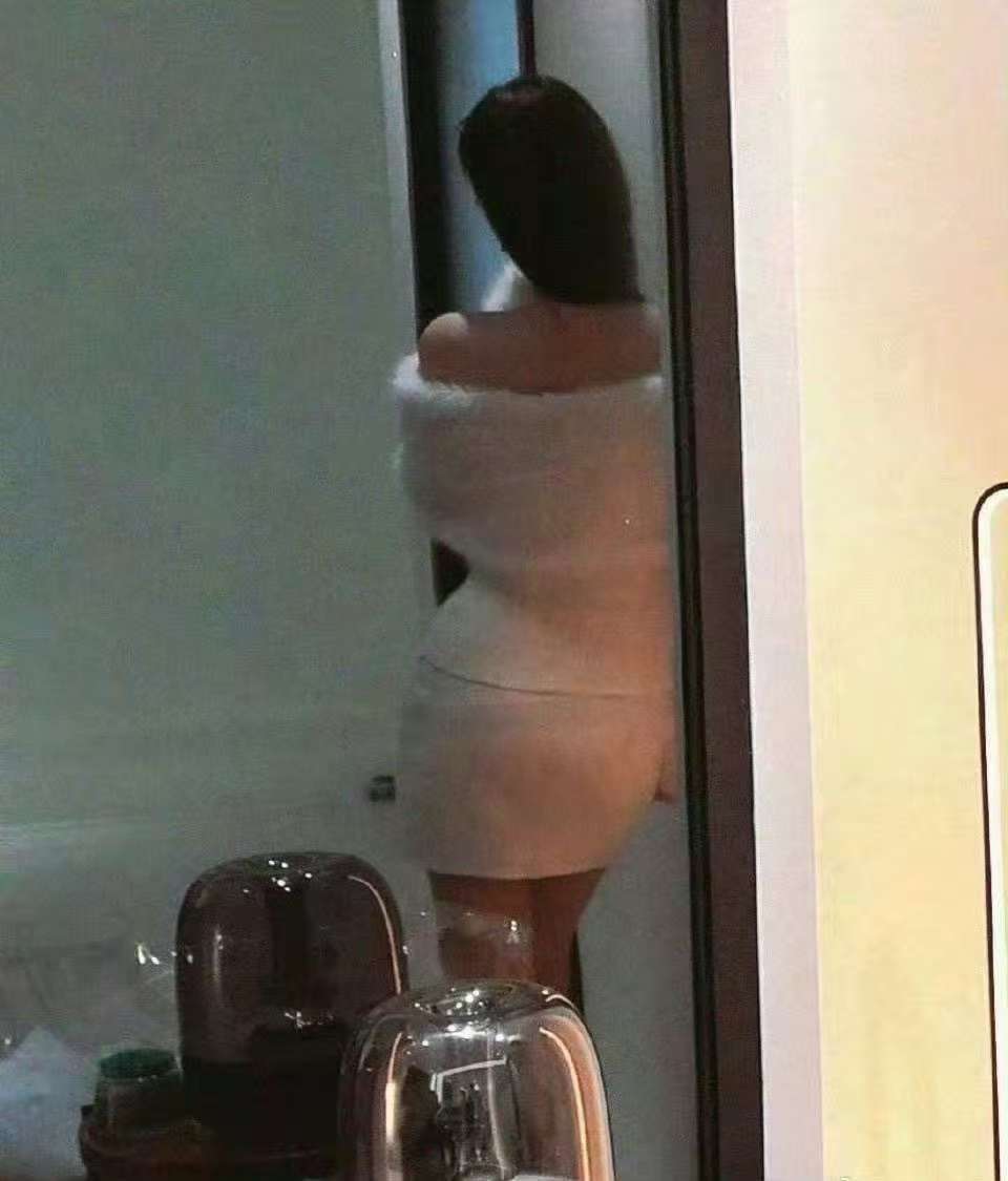 刘亦菲你要注意，背面的镜子给你反光了。