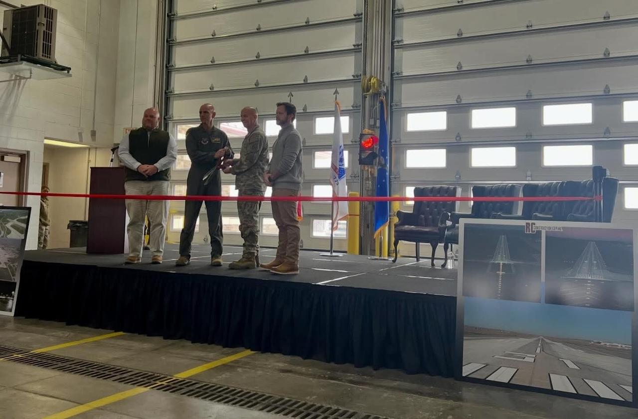 美国为了迎接最新的B-21隐身轰炸机，最近完成了一项紧急工程。他们在南达科他州的