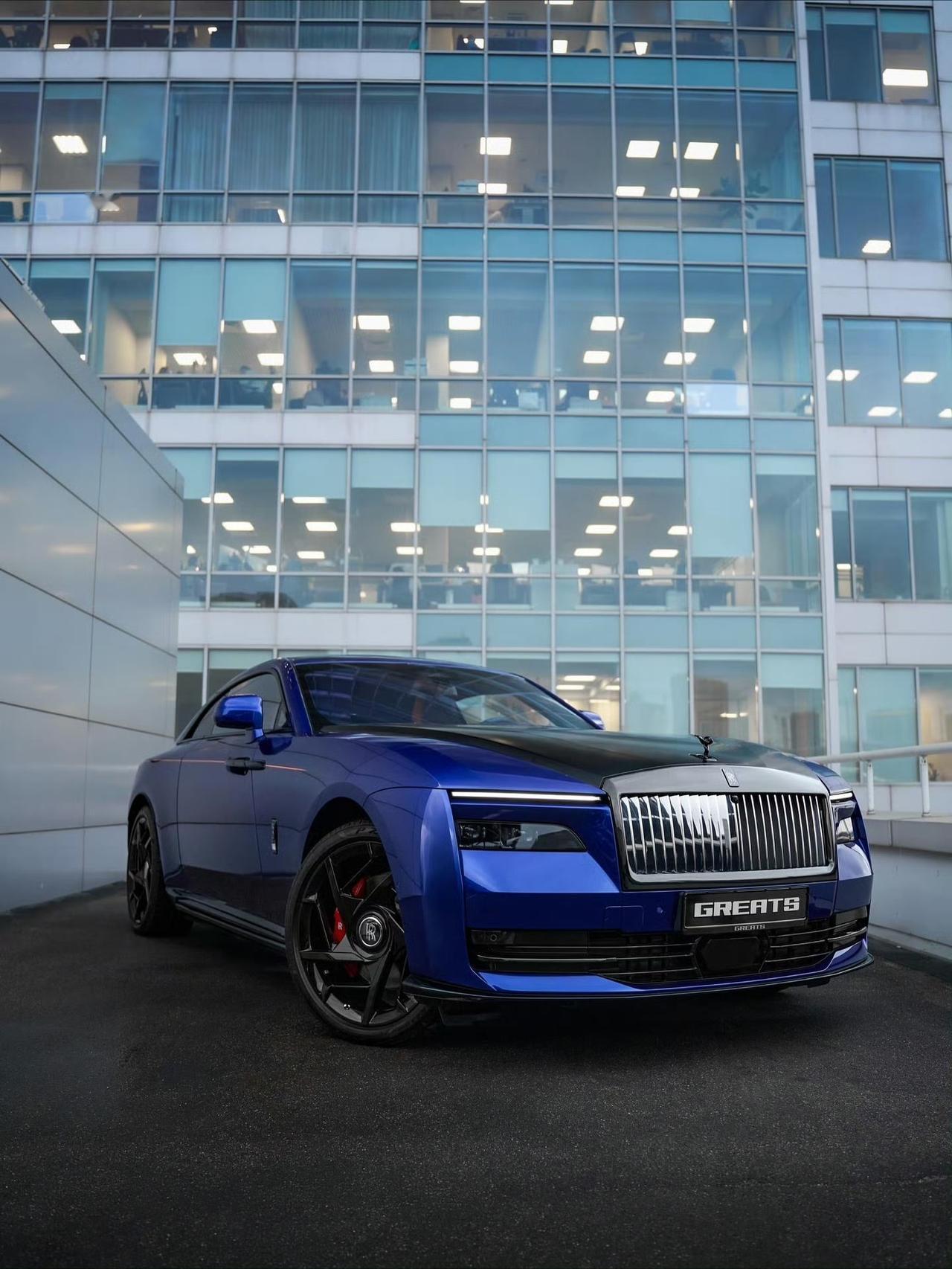 BlackBadge——现代奢华与自信力量的化身。深蓝色车身凸显线条的优雅，