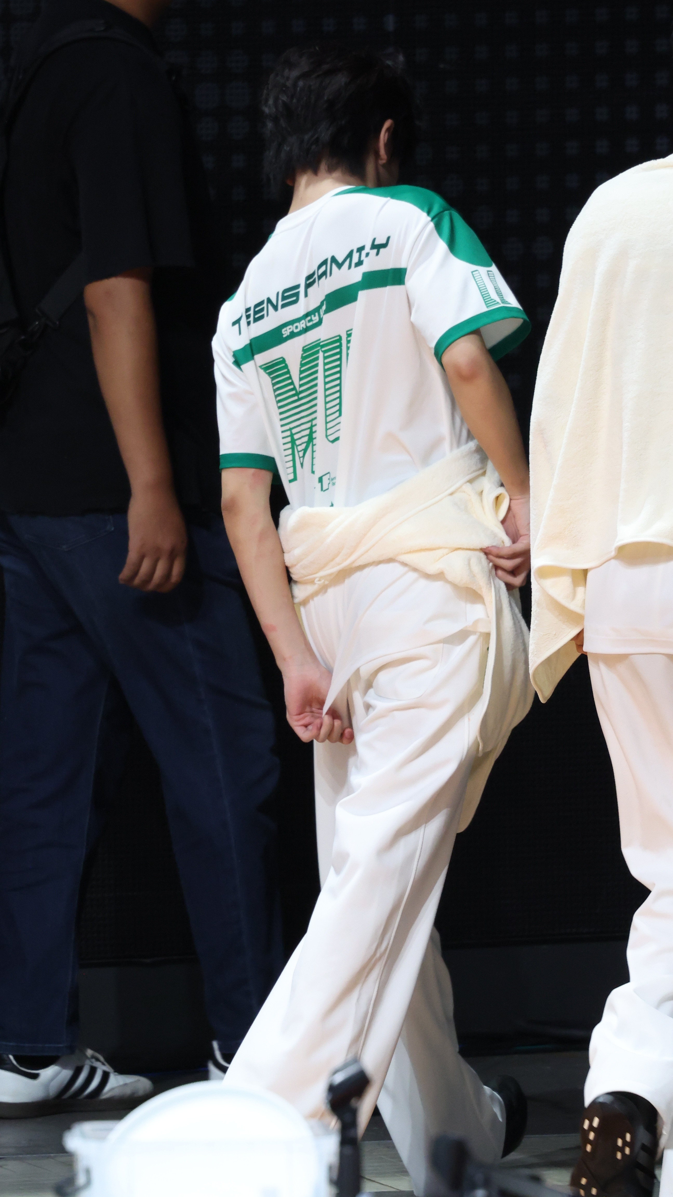 女孩屁股湿了当然要往下拉一拉防止走光啦