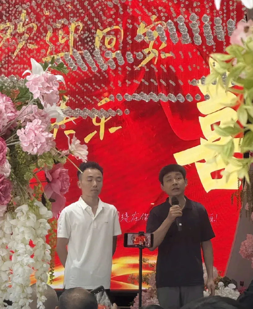 女子突然接到警方电话，告知她怀疑其丈夫是29年前被拐儿童，听到这女子懵了。于是陪