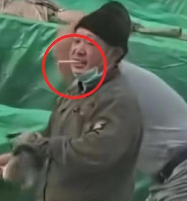 兴城老痰酸菜大叔,酸菜池当成庄稼地了!这烟夹得太帅了,边干活边抽烟,一口老浓痰,