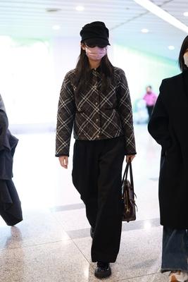 张婧仪机场穿搭，你们觉得她穿的格纹短外套好看吗？我觉得，第一眼看去不是那么好