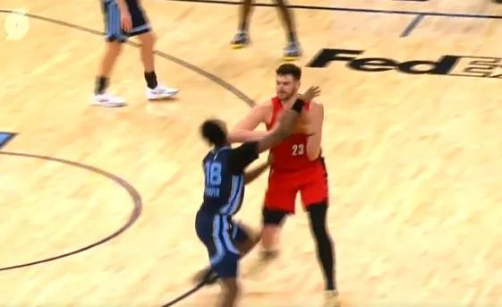 好消息：克林根肘击普罗斯珀，二级恶意直接被驱逐！坏消息：杨瀚森今日没办法登场.