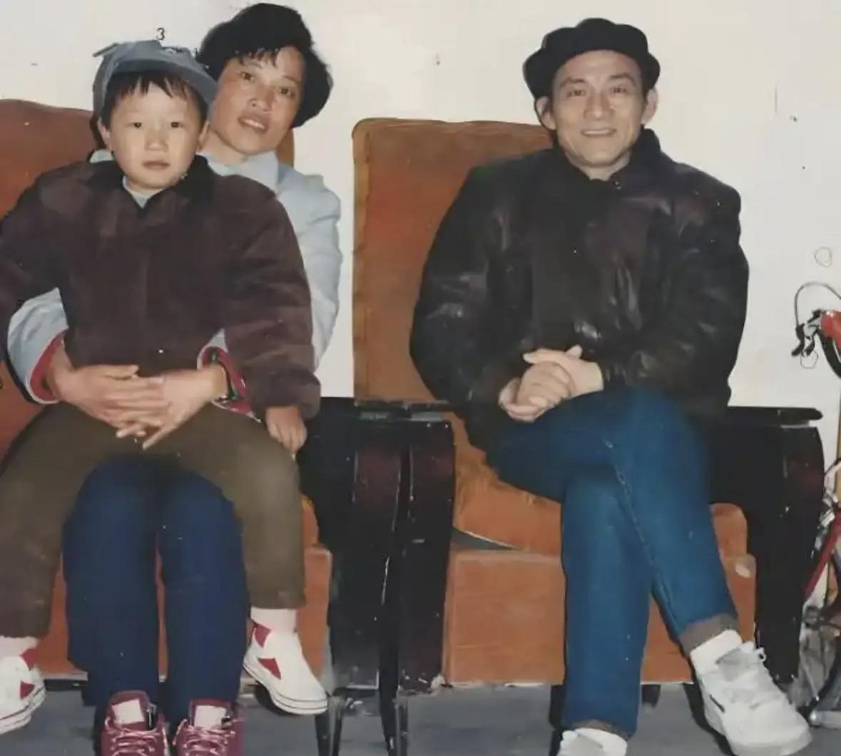游智超3岁就被送去奶奶家当留守儿童，本质上还是因为穷，就游本昌当年没有钱可以把妈