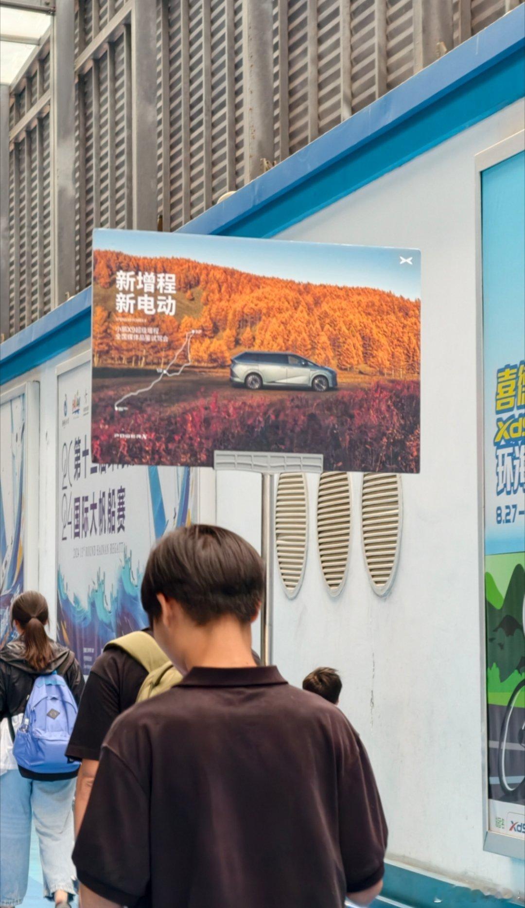 过来体验小鹏X9增程版，接机车是现款X9，正好提前再熟悉熟悉，回头和增程