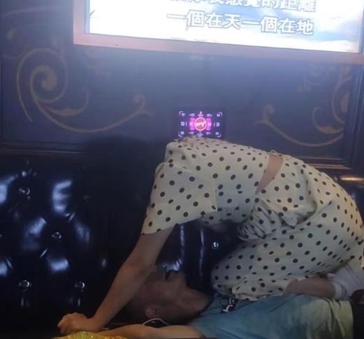 重庆，已婚男子与女性朋友去KTV唱歌，期间被女朋友使坏撕坏了内裤，然后跟着女性朋
