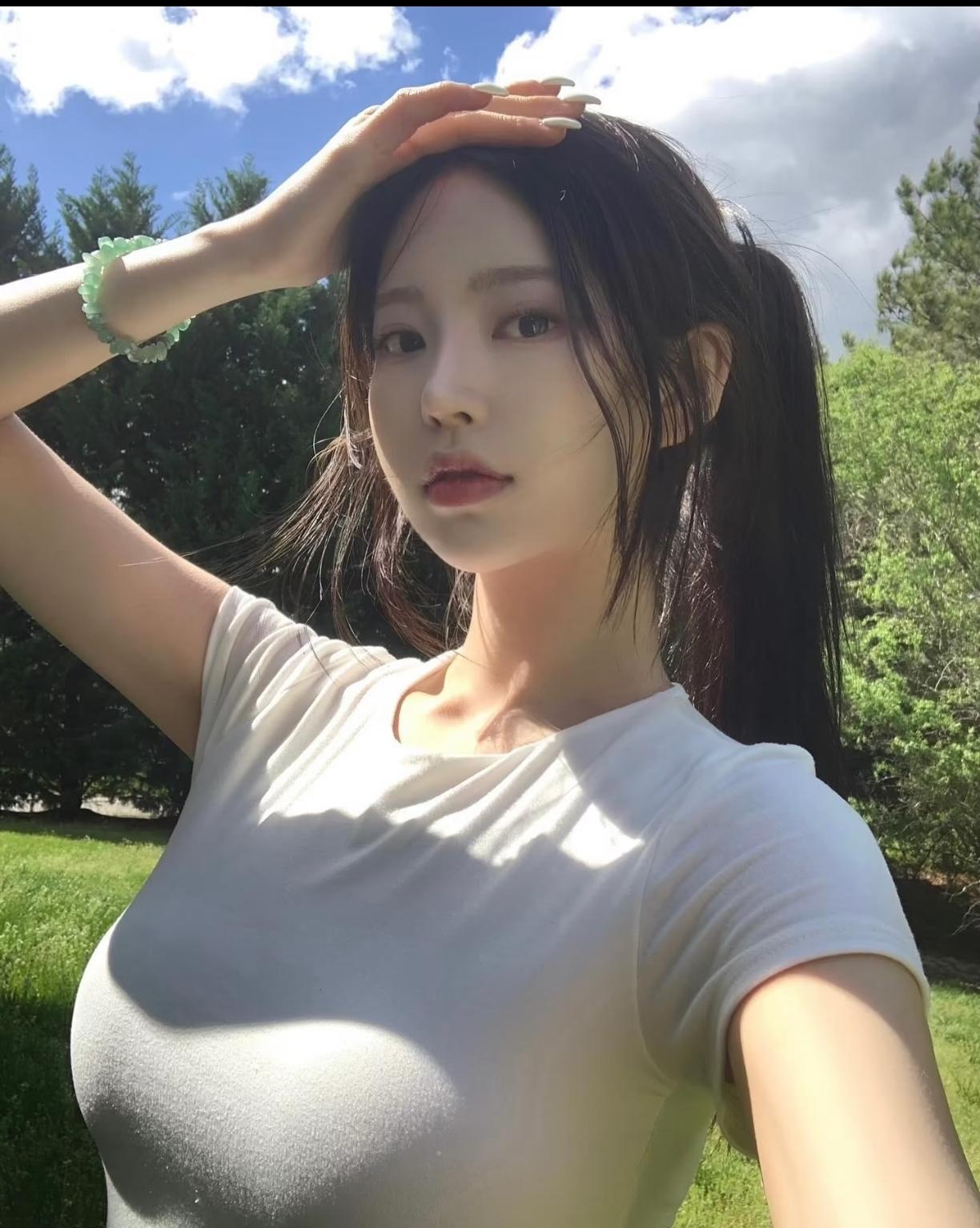 漂亮女孩蓝天下自拍。