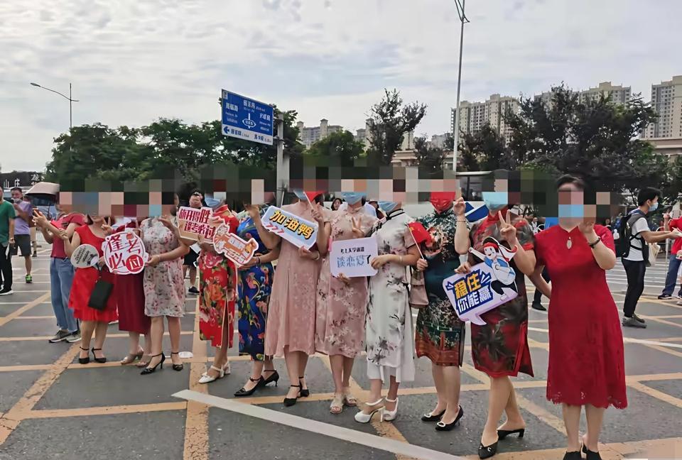 高考后旗袍“退货潮”，太离谱!高考一结束，电商平台上旗袍的“退货潮”就汹涌来袭