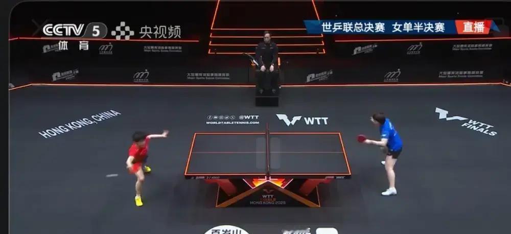 当孙颖莎第四局揉脚踝时，邱贻可把战术板捏出了汗，但喊出的却是“放开打”。你看到