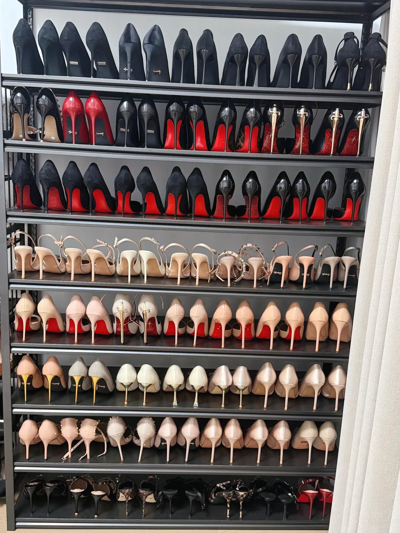 第一次去女友家，就被这面鞋墙打懵了。月薪4500的我，第一次觉得自己高攀了。