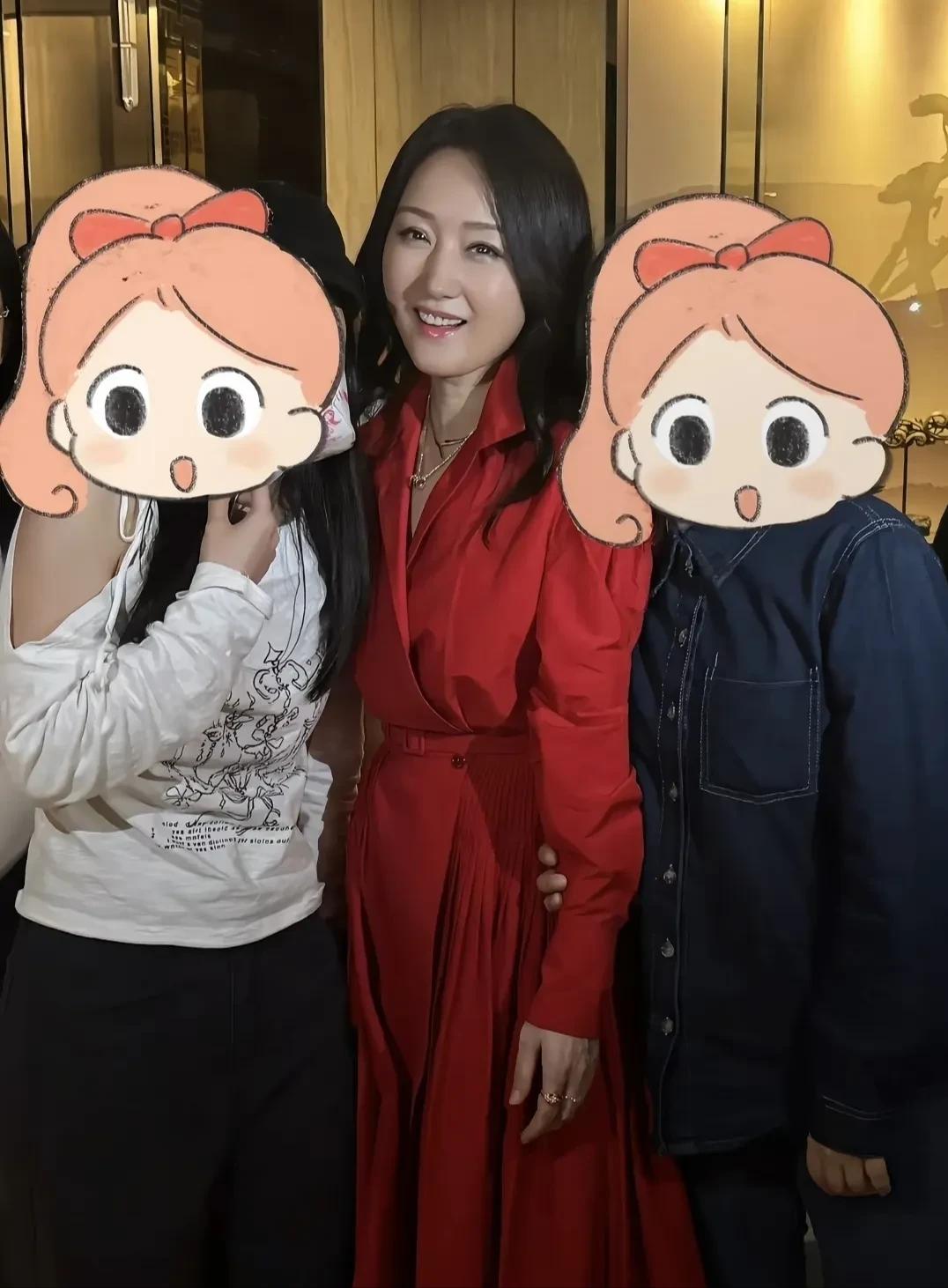 54岁杨钰莹济南演出近照曝光，3个细节说明她为什么像34岁！第一，身材