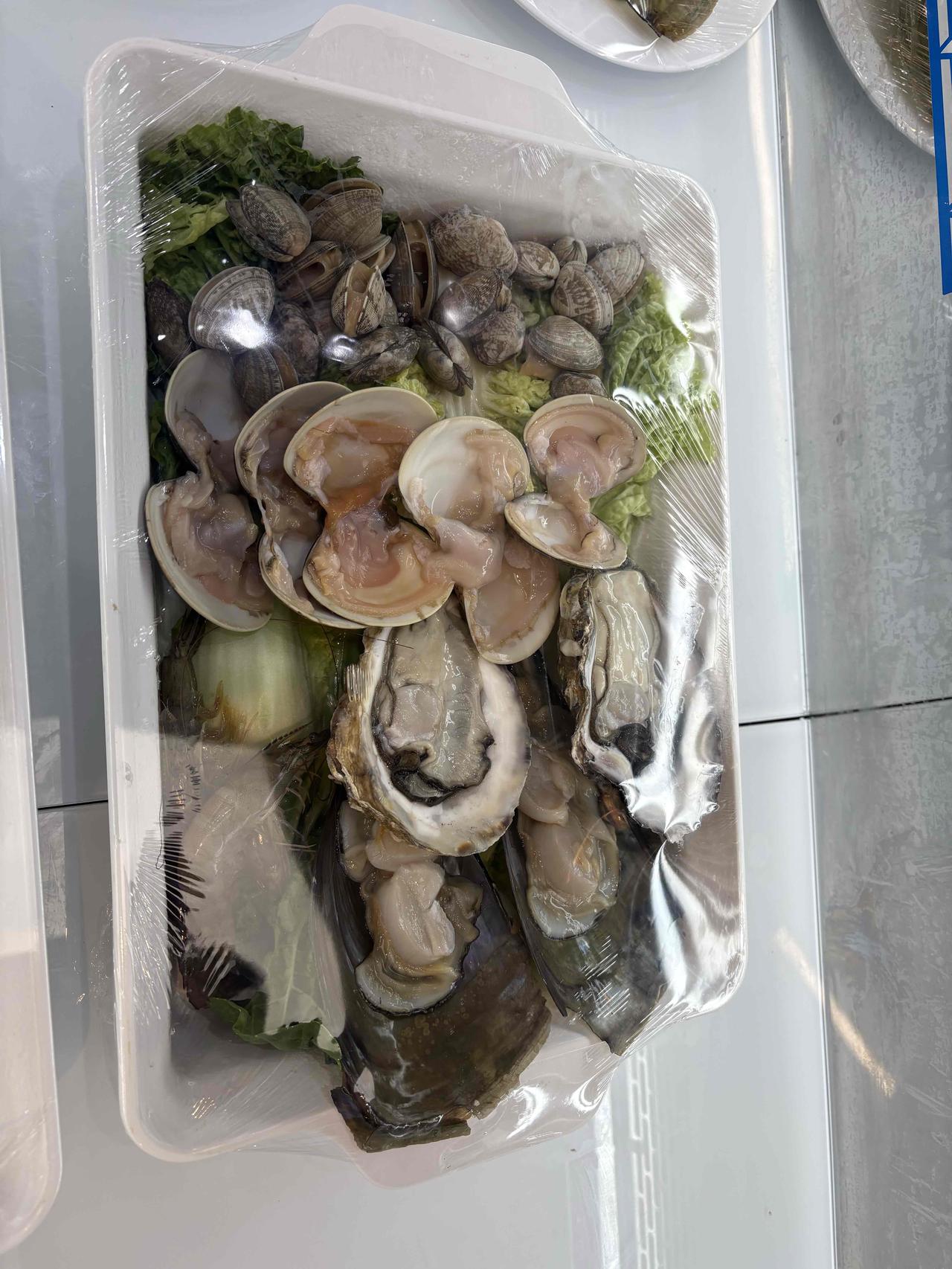 品城记是为数不多的广东话的介绍广州本地饮食的节目，问题是那几个主持人太油腻了，年