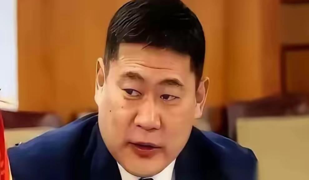你去蒙古国待几天就会发现一个特别拧巴的现象。乌兰巴托街头的年轻人，嘴上骂着中国，