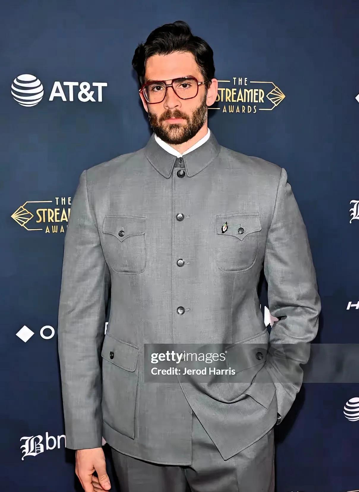 美国博主这波操作太圈粉！穿上海定制的中山装亮相全美颁奖礼，甲亢哥一追问，他直