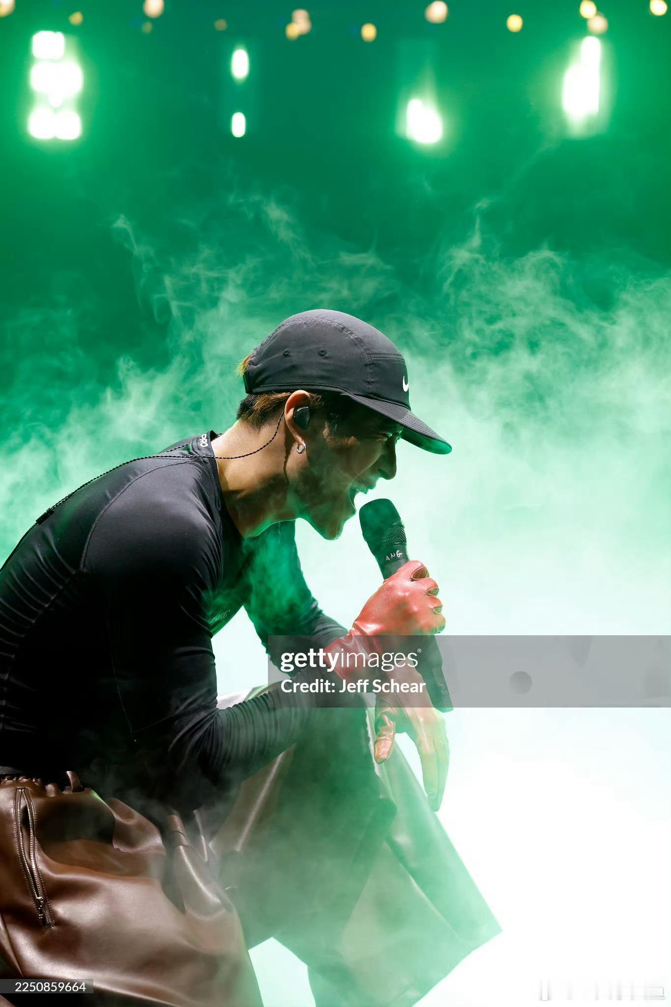 王嘉尔芝加哥音乐节人气巨无霸帅又圈粉了哥哥