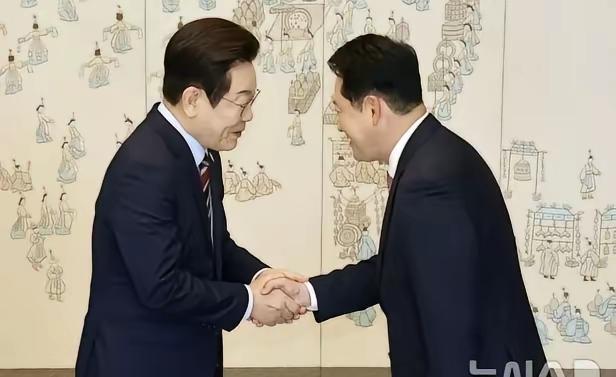 ​韩国民众怎么也不会相信，李在明民意的支持率会发生了逆转。这时候，对总统李在明的