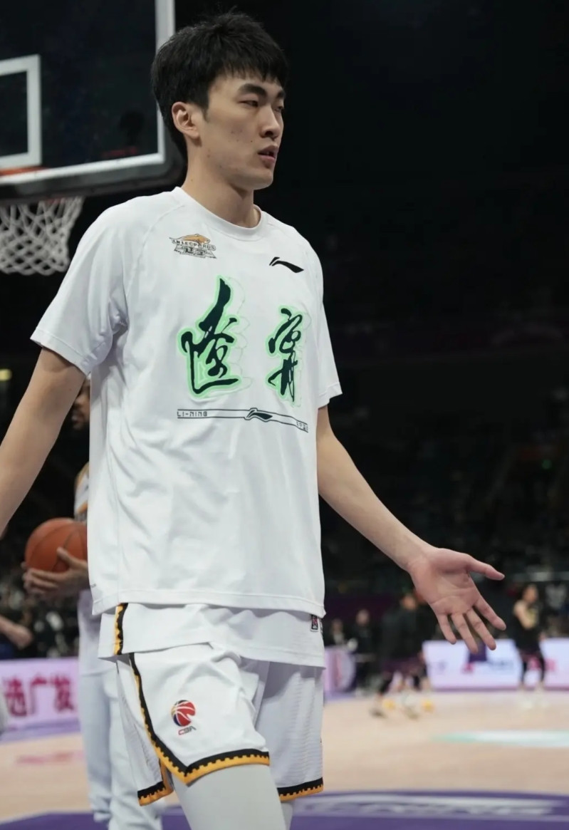 有点没看明白，辽篮为什么要交易刘雁宇！大韩退役，二哥半退休，内线没人了，起码刘雁