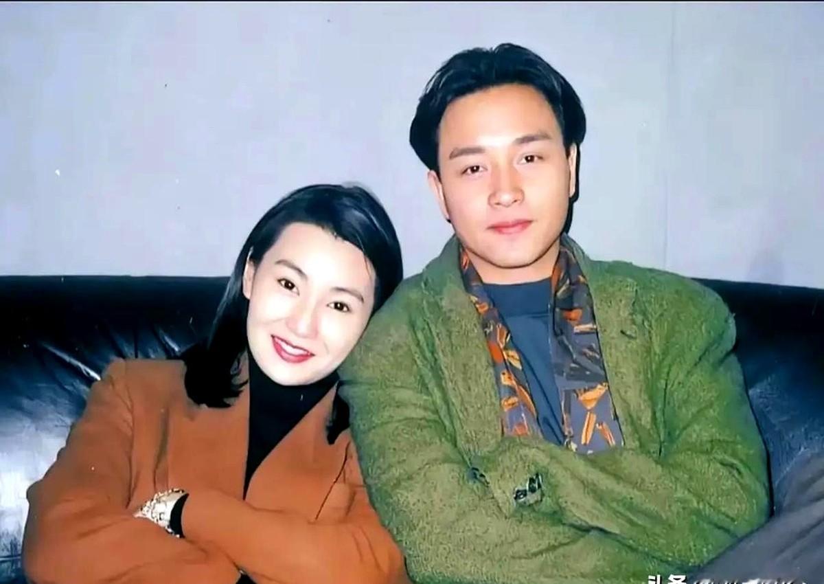 张曼玉把头死死靠在他肩上，巩俐在他怀里笑得像个小女孩。翻开这些泛黄的老照片，