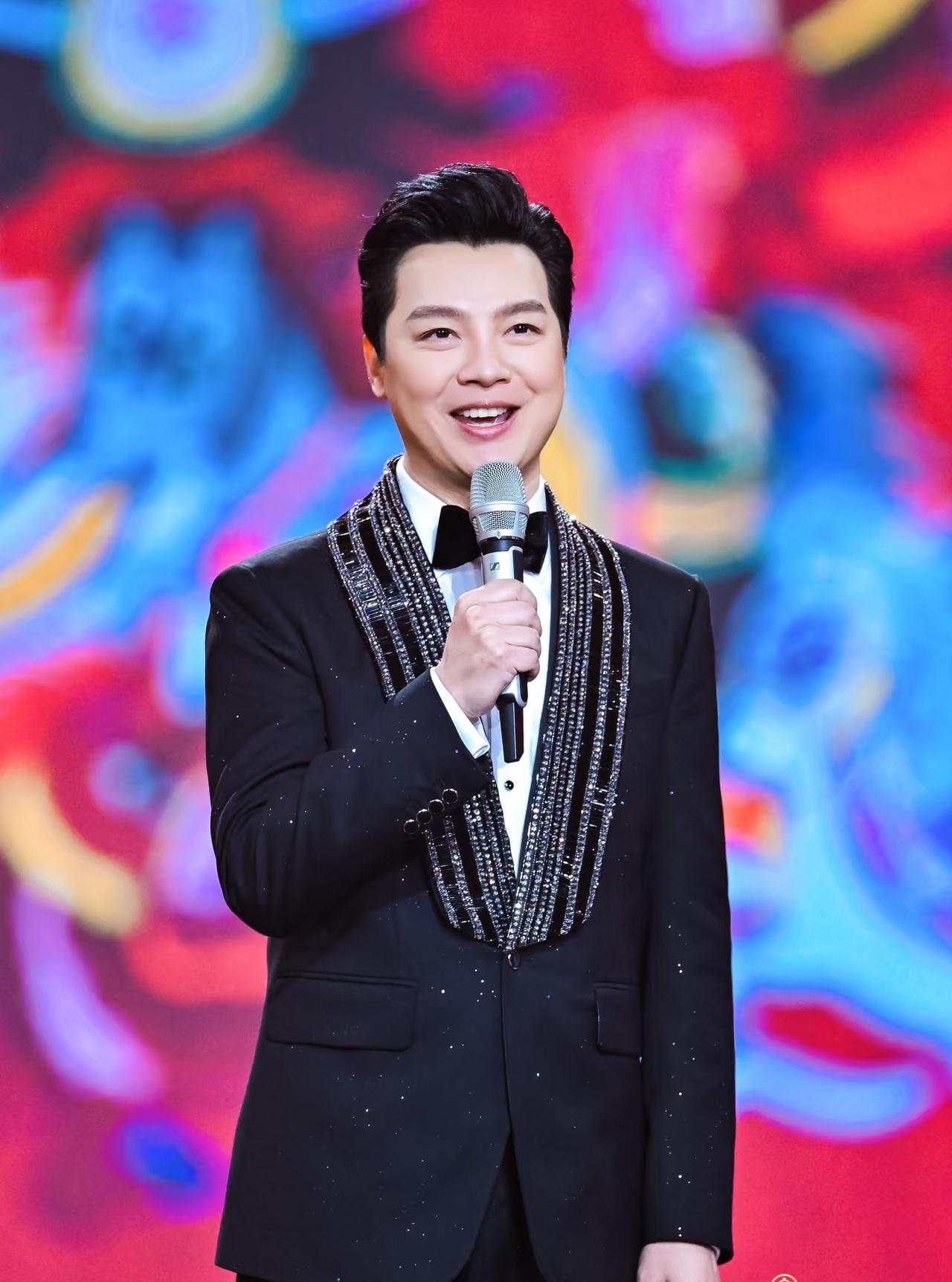 任鲁豫的春晚搭档终于盼来了！国泰民安脸配国泰民安气质，这才对味。以前看任鲁豫主