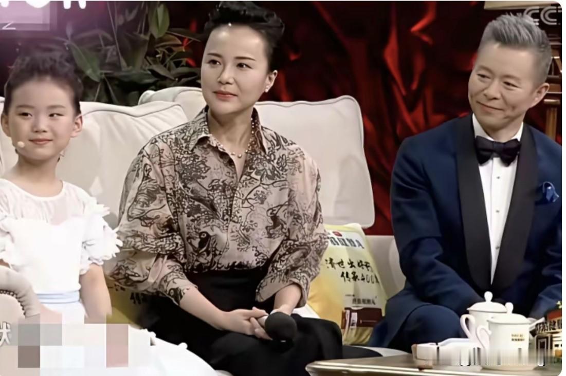 王宏伟一家三口的合影，没有刻意的亲昵，却把平凡日子里的幸福，过成了最动人的诗。