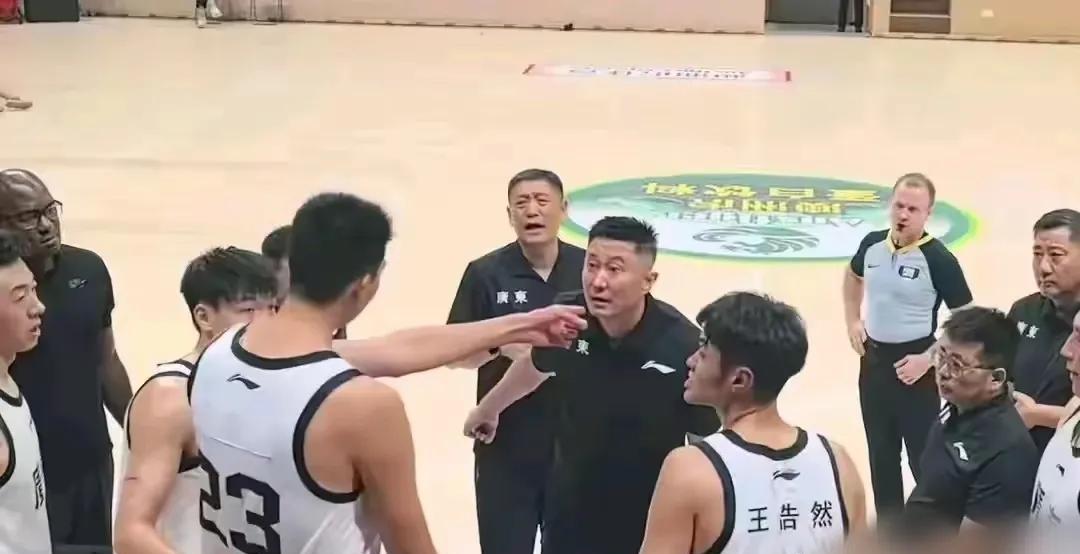 杜锋徐昕冲突内幕炸锅！朱芳雨紧急灭火，球迷怒喷：这教练太双标！“别再给徐昕传球