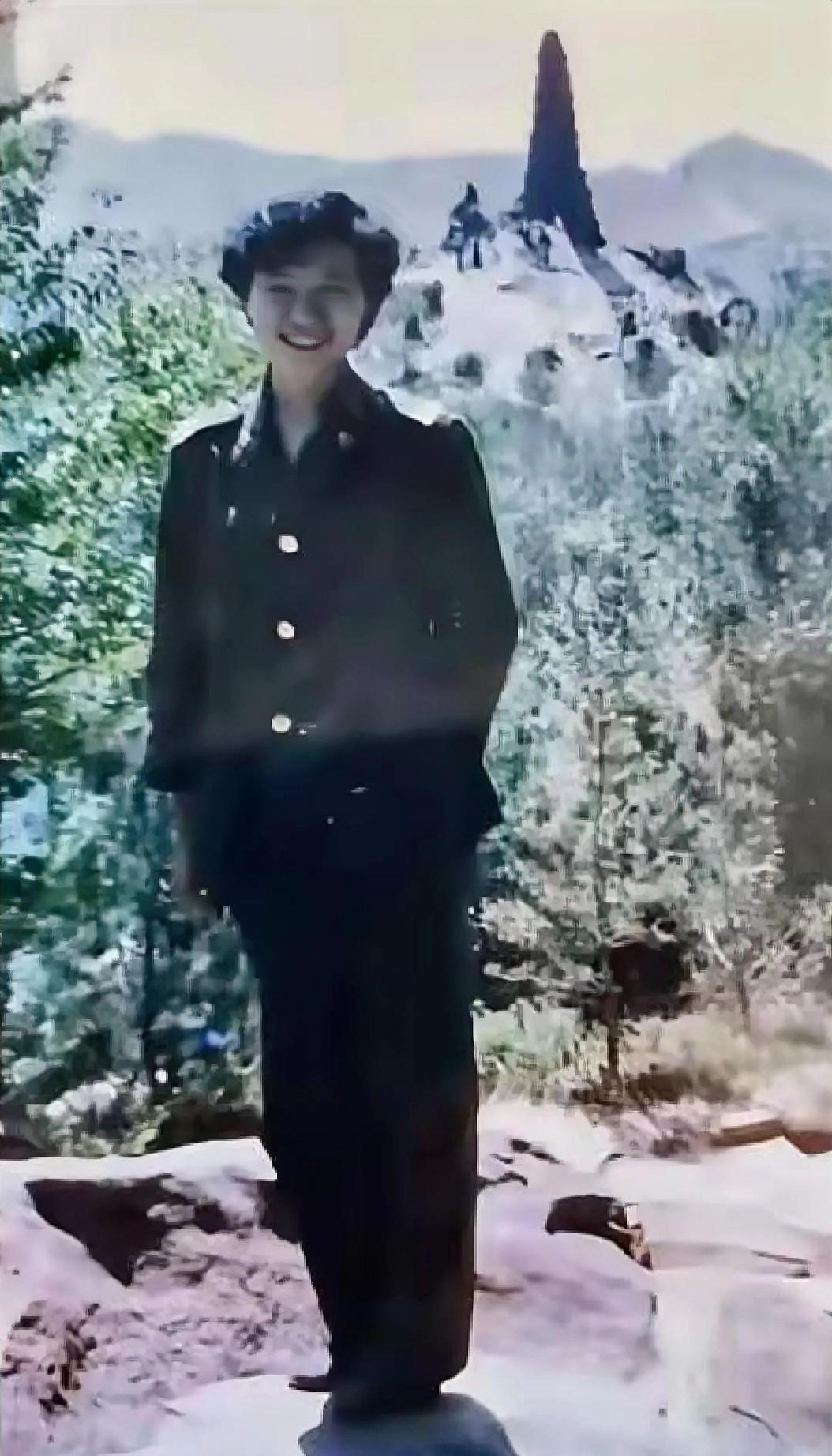她是1989年底入伍的新疆军区第四通讯总站的女兵在红山上的照片。新疆军