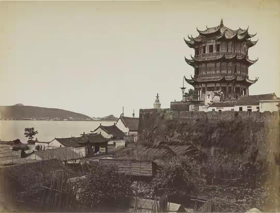 外国摄影师拍摄的武汉黄鹤楼，这是关于黄鹤楼最早的影像资料，1884年被烧毁前的真