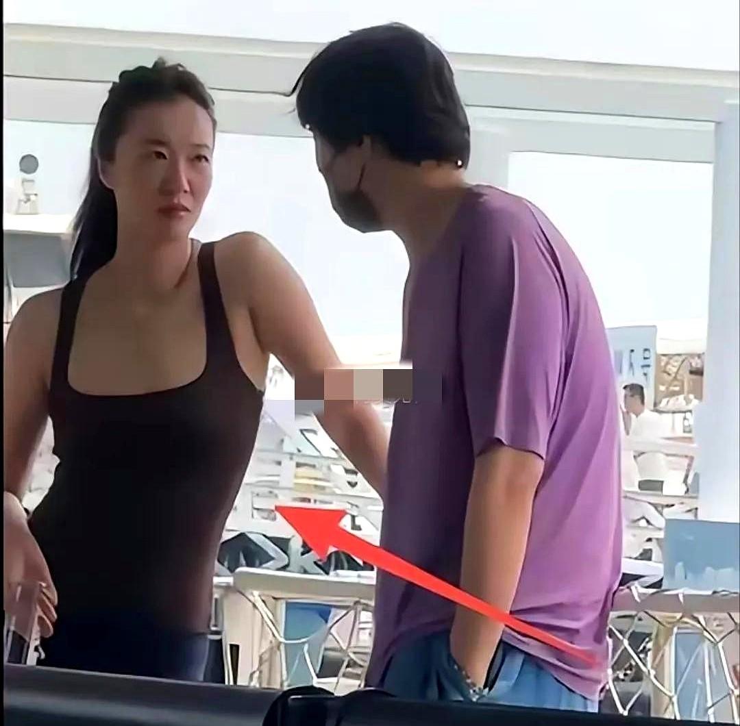 真得羡慕王传君，他媳妇齐溪这状态也太绝了。两人最近在三亚度假，齐溪穿件深色吊