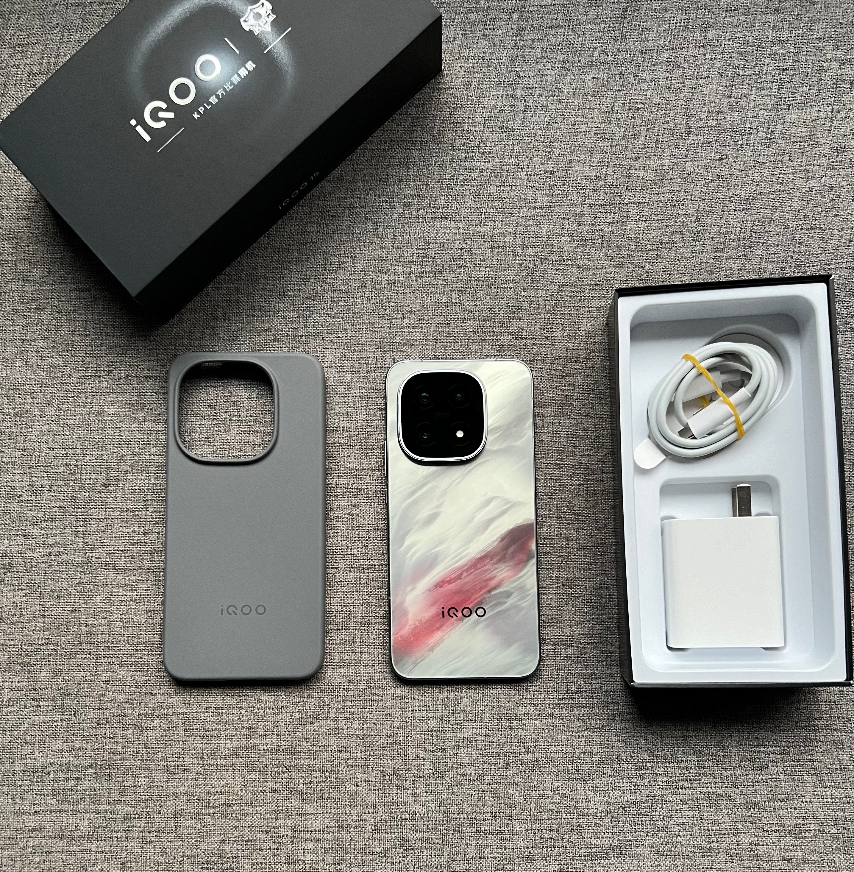 iQOO1516+512G凌云，99新全套，电池效率100，带权益（1年延