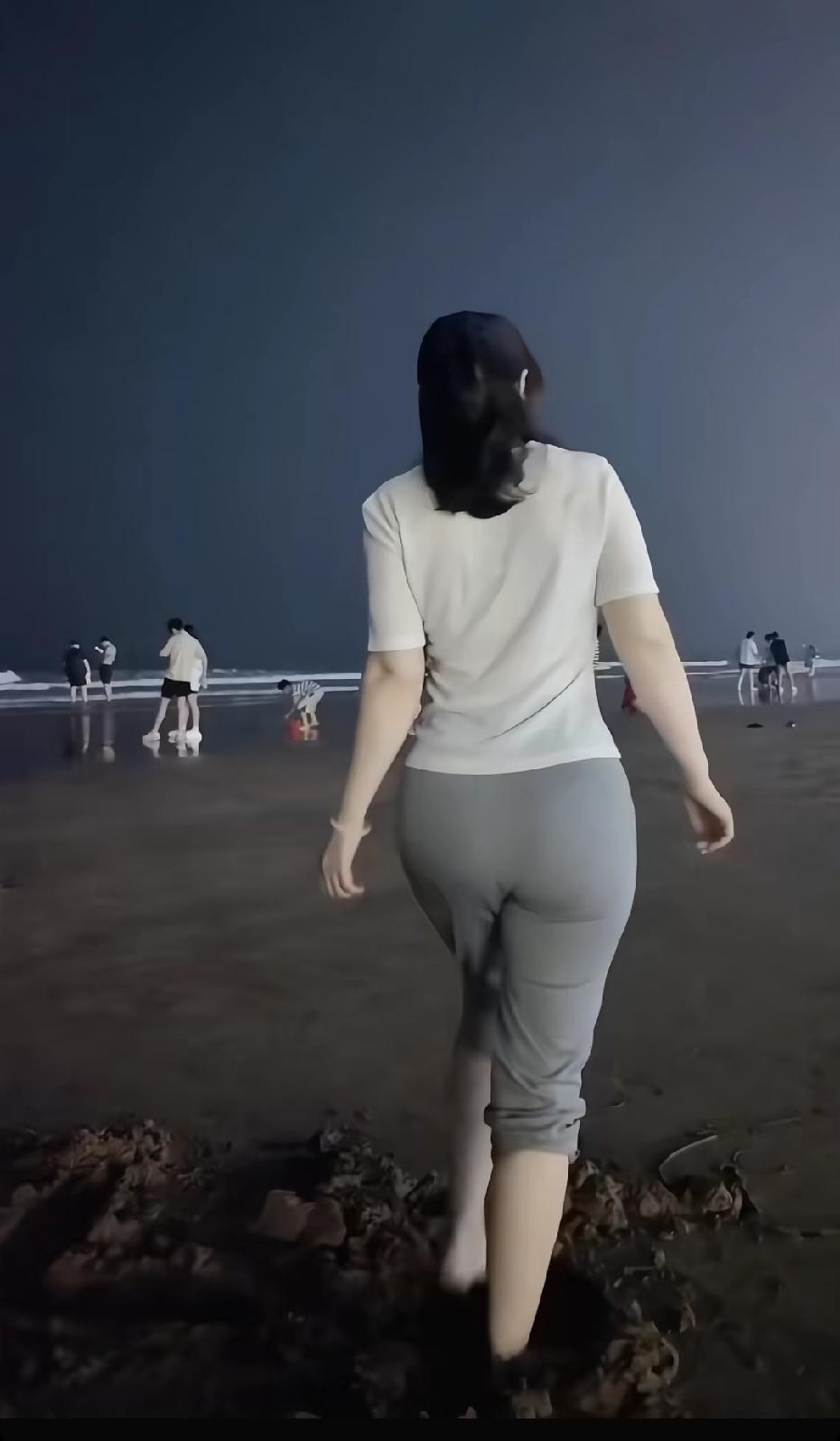 这背影是海边一亮点。
