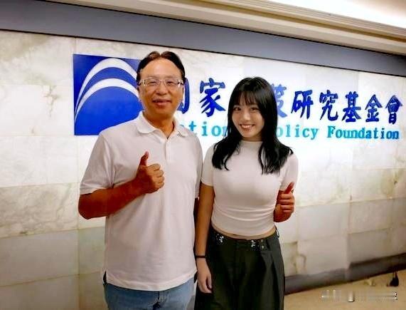 爸爸养育她22年，她要尽自己所能帮爸爸。魏敬伦正在成为其父魏平政的好帮手。魏敬