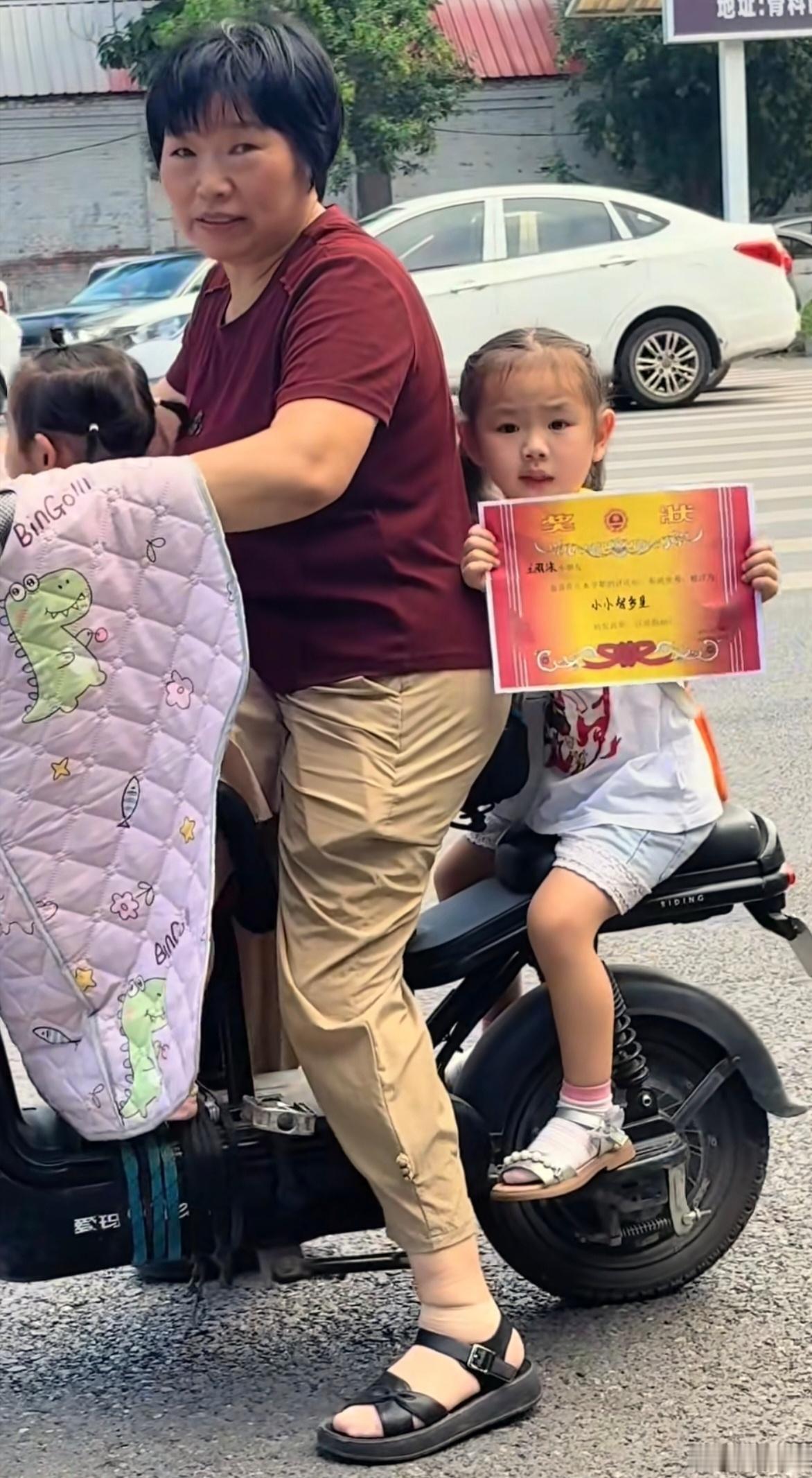 请用你的家乡话夸夸她～～谢谢。[大笑]​​​