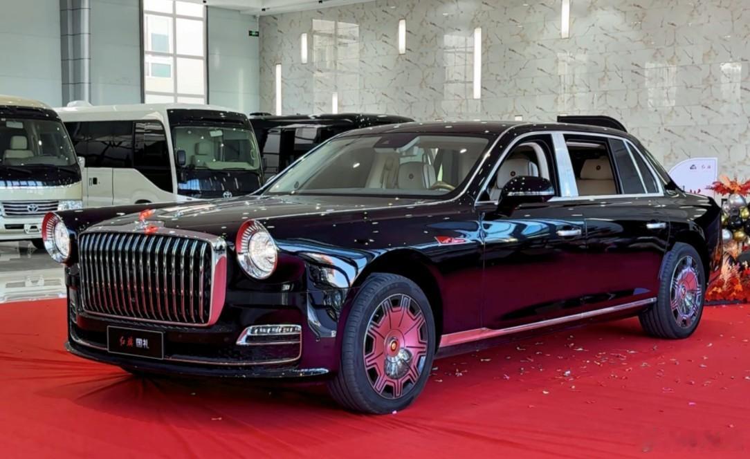 AI在设计“豪华内饰”时，常模仿红旗国礼的“中式宫廷风”或劳斯莱斯的“英伦贵