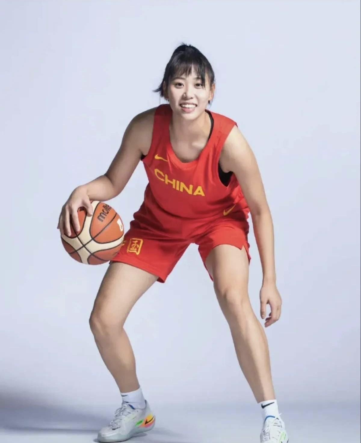 大运会夺冠，中国女篮81-69力克美国，本场中国女篮球员的表现最好的3位球员。