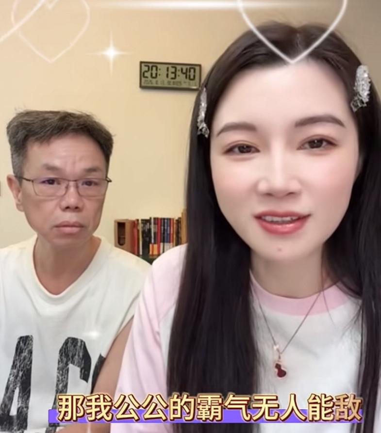 赖昌星近况再受关注！儿媳韩妮可晒家庭日常，长子赖俊伟罕见出镜，戴眼镜斯文低调，模