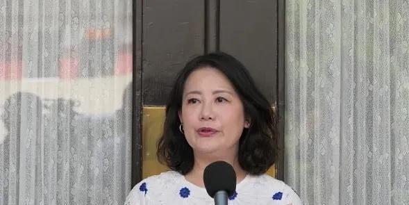 最近几项民调公布，赖台独满意度都呈现大幅度下滑，甚至有跌破三成。行政机构是否应该