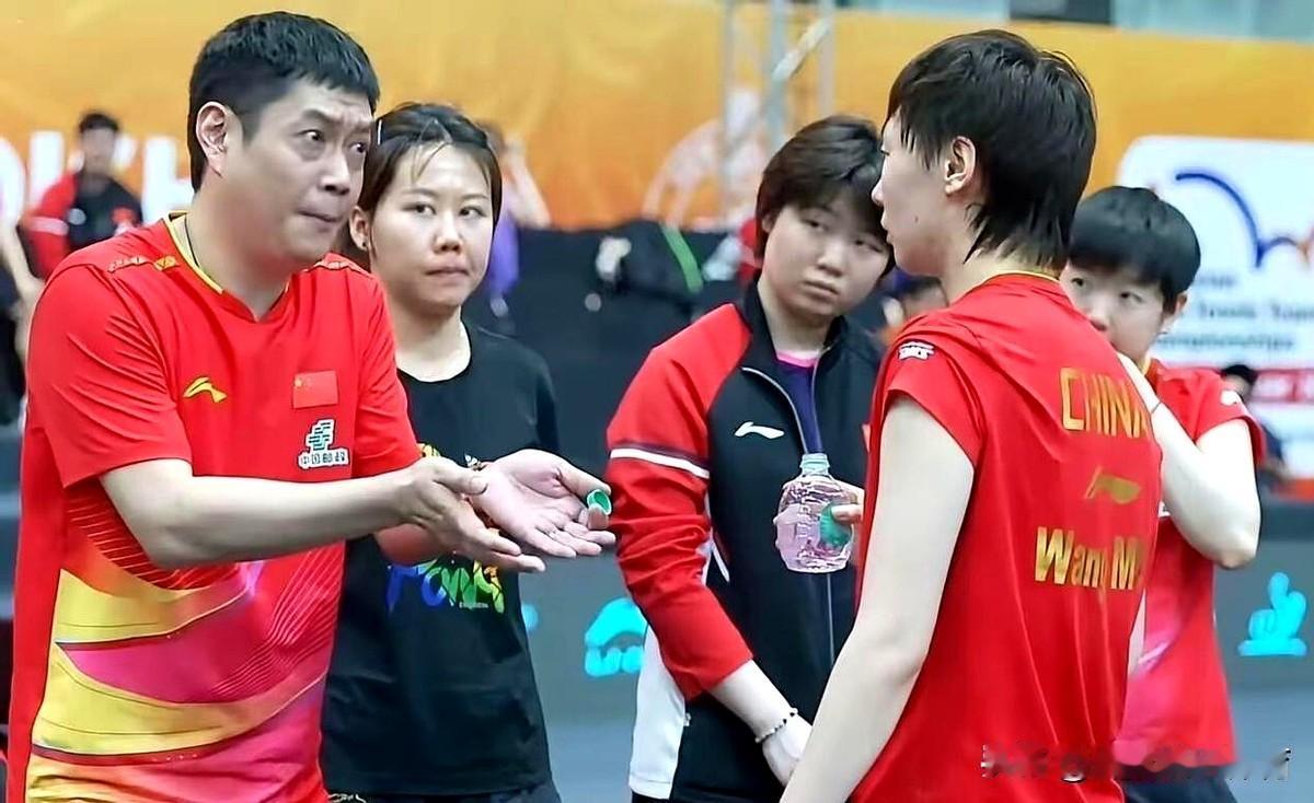 在印度举行乒乓球亚锦赛中国男女队双双夺冠。王皓的保守、固执给男队留下后无接班人