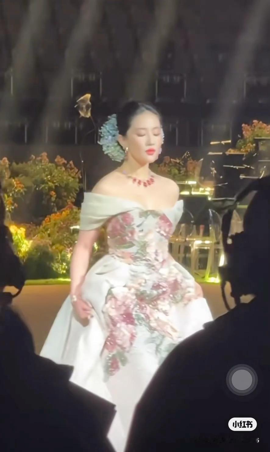 这几张的打光特别明显简直是教科书级别的面部折叠度展示恐怖如斯…..💫