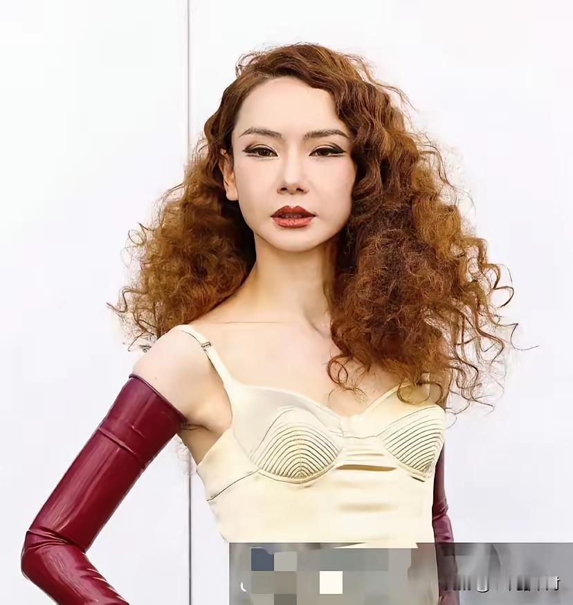 她是如何做到脸蛋圆嘟嘟的，身上却不见一丝多余赘肉的。戚薇的衣品和气质向来出色，