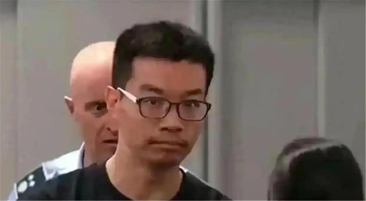 美国没想到吧？意大利法院一锤定音，徐泽伟拎着行李走出拘留所，美国40天拿不出证据