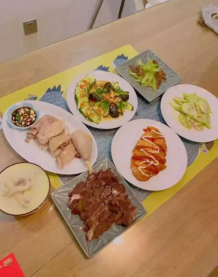 儿媳妇第一次叫我们爸妈的时候，把我们激动的，老公差点抹眼泪。咱也没养过人家一天，
