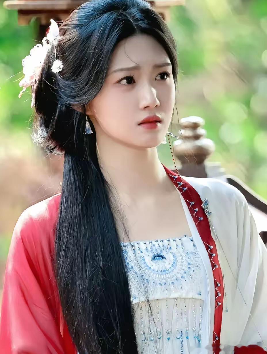 眼中含泪模样楚楚可怜~卢昱晓