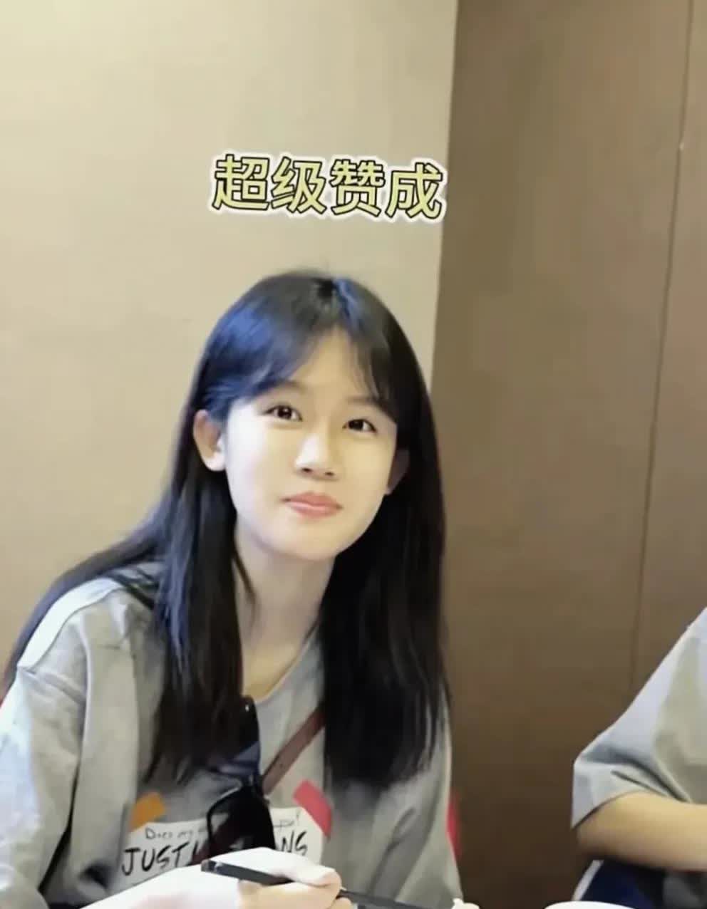 陆毅女儿贝儿近照曝光，亭亭玉立清秀可人，嘴型神似妈妈