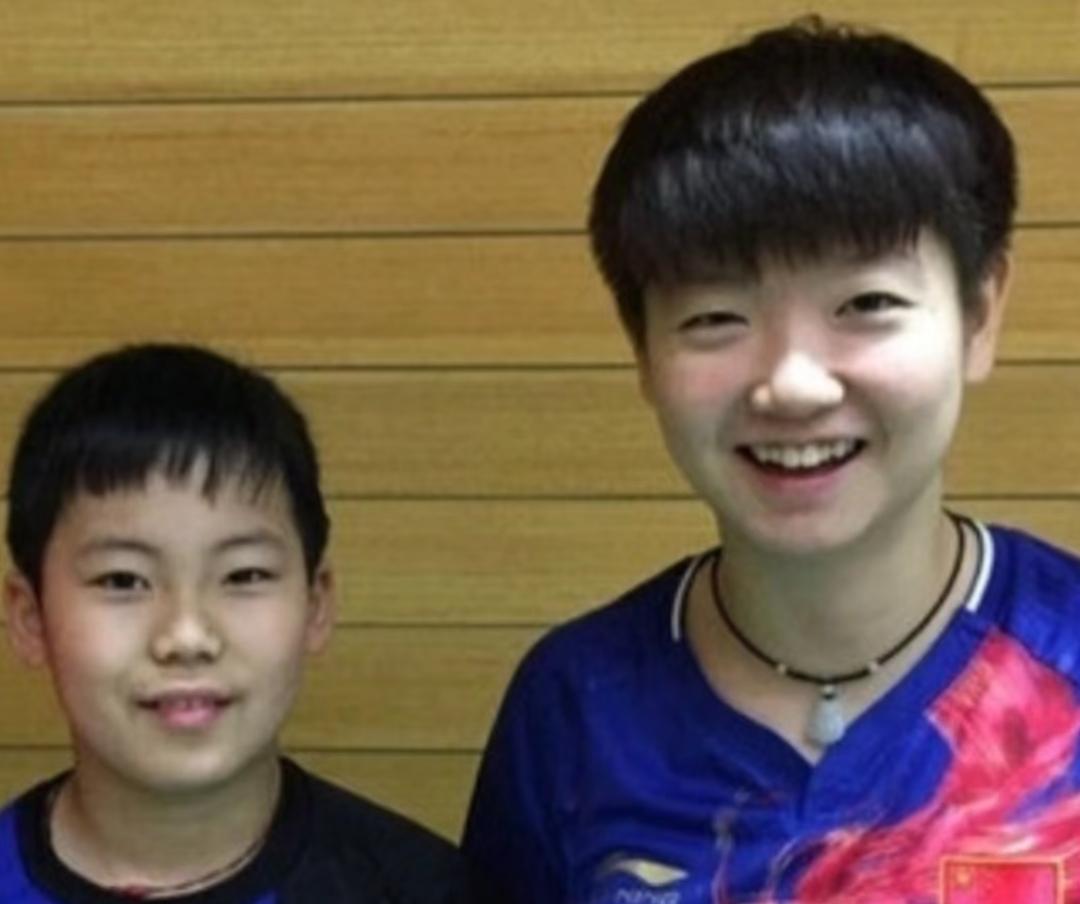 松岛辉空的父母生了两个儿子，两个女儿，松岛辉空是最大的，18岁，他们一家都是打乒