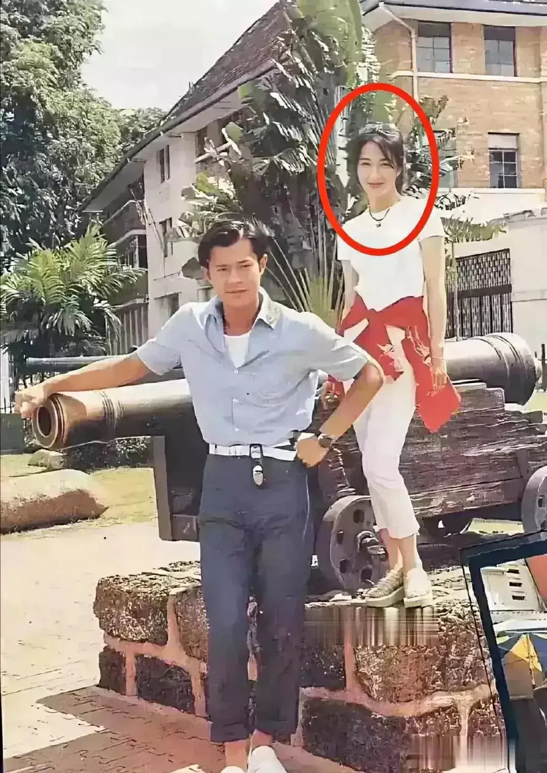 站在古天乐身后这个美女是谁？