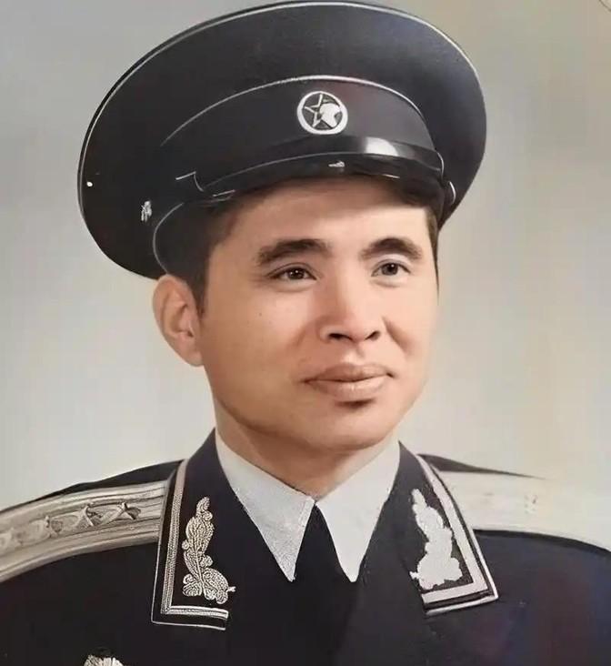 1941年，新四军大队队长蒋天然突然接到紧急撤离命令，走投无路之时遇到一座寺庙，